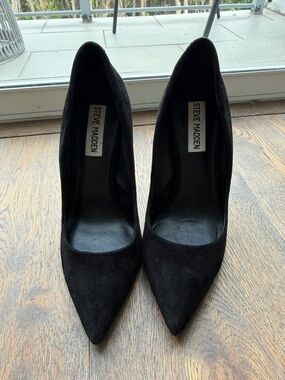 Steve Madden Black Suede Pointed-Toe Pumps